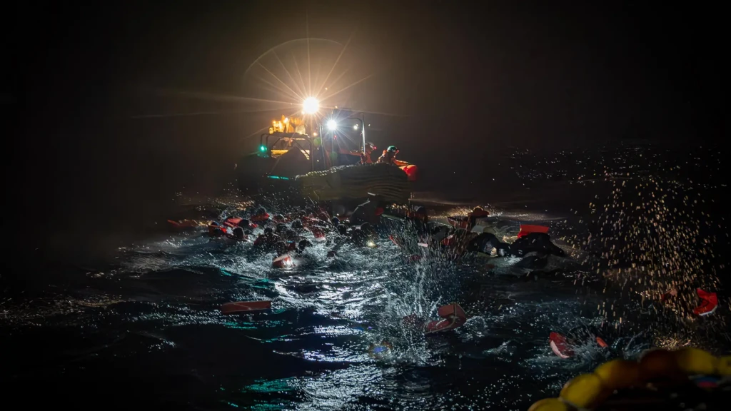 Estas imágenes capturan el desgarrador momento en que un barco abarrotado volcó en el Mediterráneo central. Afortunadamente, el equipo de MSF a bordo del Geo Barents logró rescatar a las 45 personas sanas y salvas del agua.