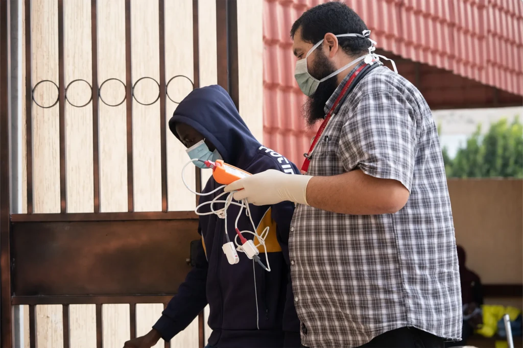 Un médico de MSF lleva a un paciente sospechoso de tuberculosis a la sala de consulta en Zuwara, Libia. Noviembre de 2024.