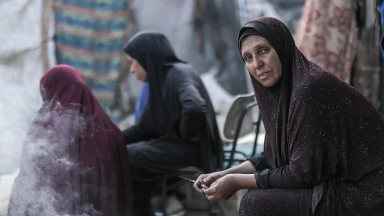 Hanan cocina a fuego vivo, la única forma de alimentar a su familia. Un vistazo a una vida cotidiana marcada por el agotamiento y la perseverancia. Gaza,2025