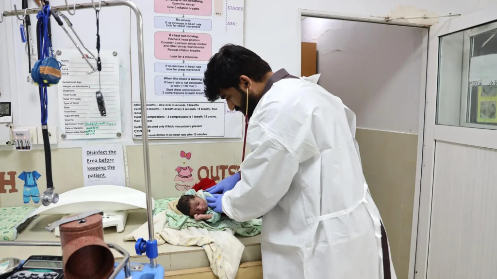 Un médico de MSF examina a un niño en el ala pediátrica del hospital de Dera Murad Jamali, en Baluchistán, Pakistán.
