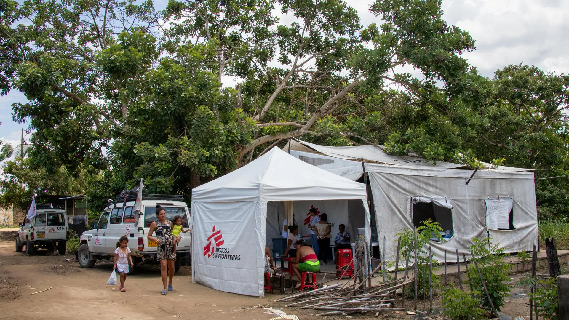 MSF lleva clínicas móviles a comunidades rurales afectadas por el conflicto armado en los municipios de Arauca, Tame, Arauquita y Puerto Rondón, así como a asentamientos informales en la capital de Arauca, donde viven migrantes venezolanos, colombianos que regresan de Venezuela y personas desplazadas forzosamente.