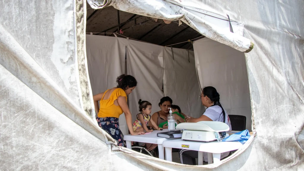 Mariocy (en el centro de la foto), venezolana de 39 años, asistió a consulta con su hija y sus dos nietos. Recibió atención en salud física para sus dos nietos y en salud mental para ella y su hija.