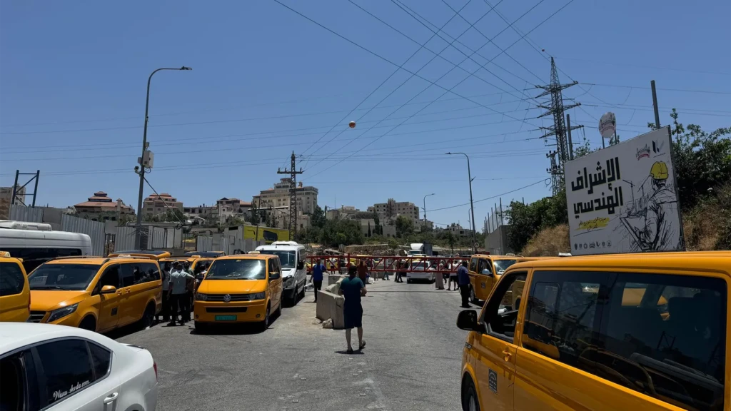Automóviles palestinos permanecieron atascados en la puerta israelí que bloqueaba la entrada principal de Hebrón, a la espera de su reapertura. Cisjordania, Palestina, junio de 2025.