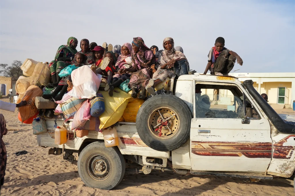 Los refugiados sudaneses cruzaron la frontera hacia Chad al amanecer. Tras registrarse, se dirigirán al campamento de tránsito de Tine, a una milla de la frontera, o al norte, al campamento de Oure Cassoni.