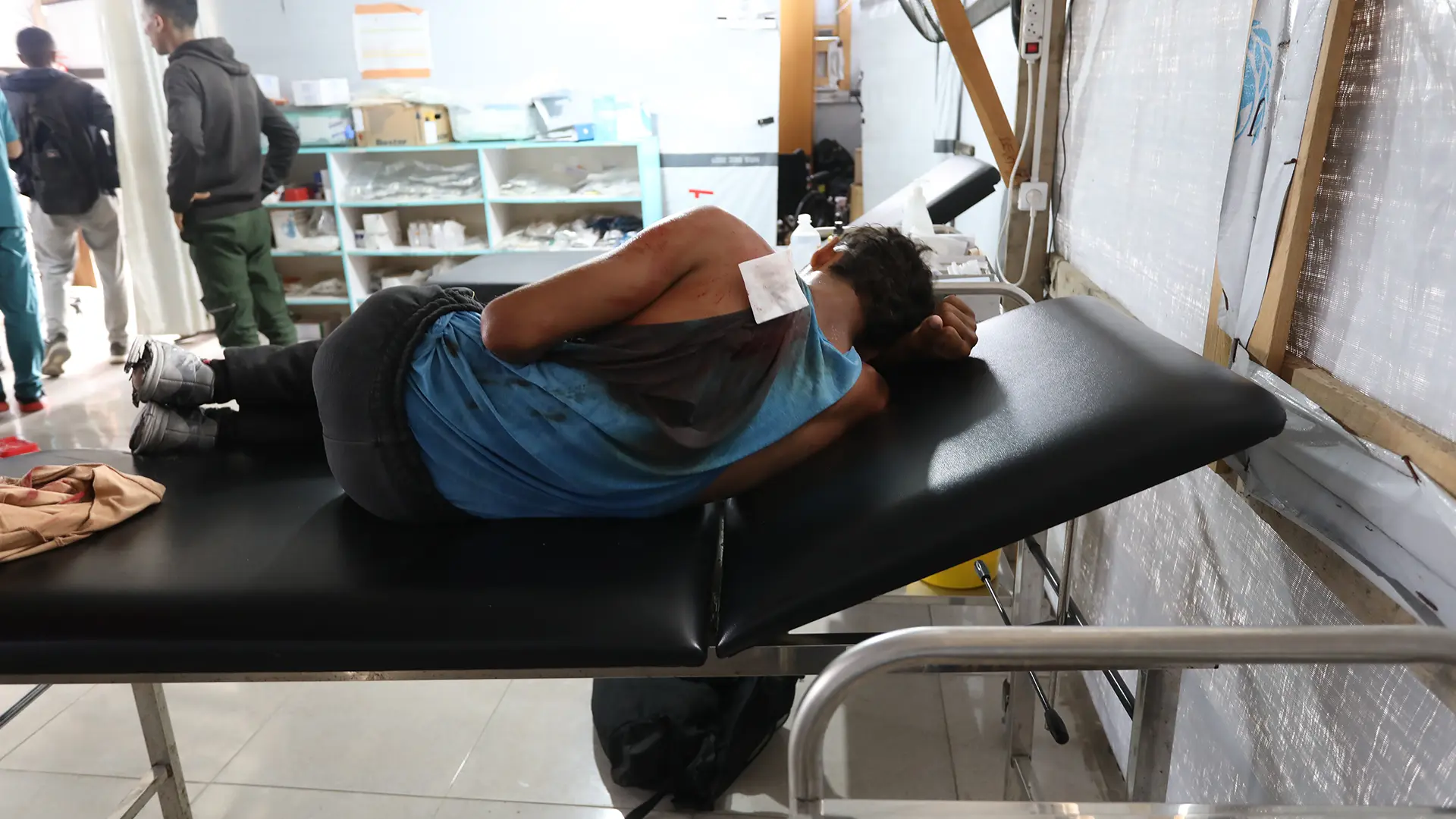 Ashraf, de 17 años,salió a buscar comida. Treinta minutos después, llamó a su madre pidiendo ayuda tras recibir un disparo. Gaza.