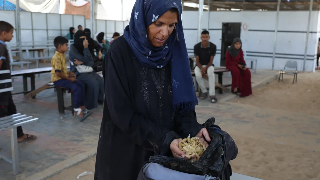 Samah Hamdan, madre desplazada que recibe tratamiento en el Centro de Salud de Población de Mawasi. Gaza.