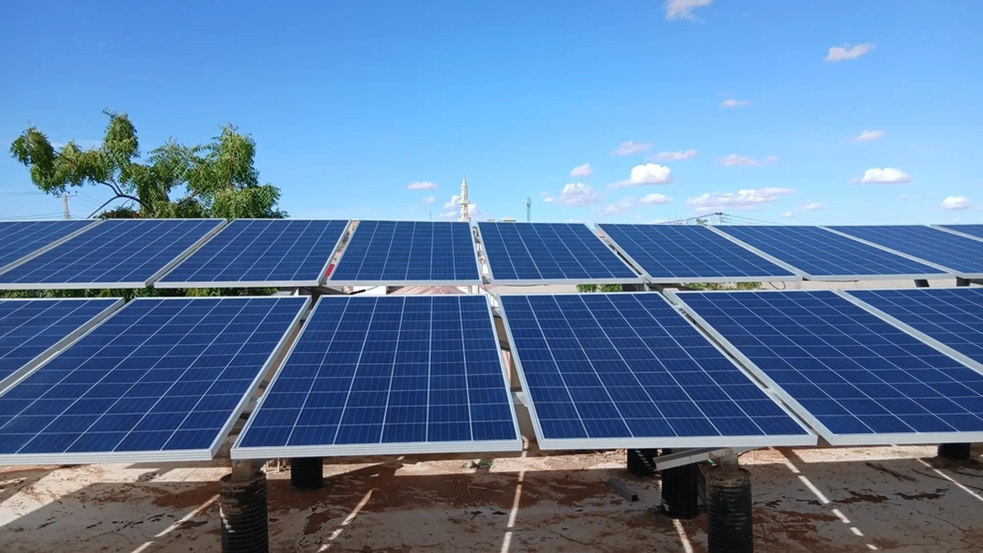 Paneles solares recién instalados en la azotea del Hospital Regional de Mudug en Galkayo, Somalia, como parte de la Iniciativa Verde de MSF.