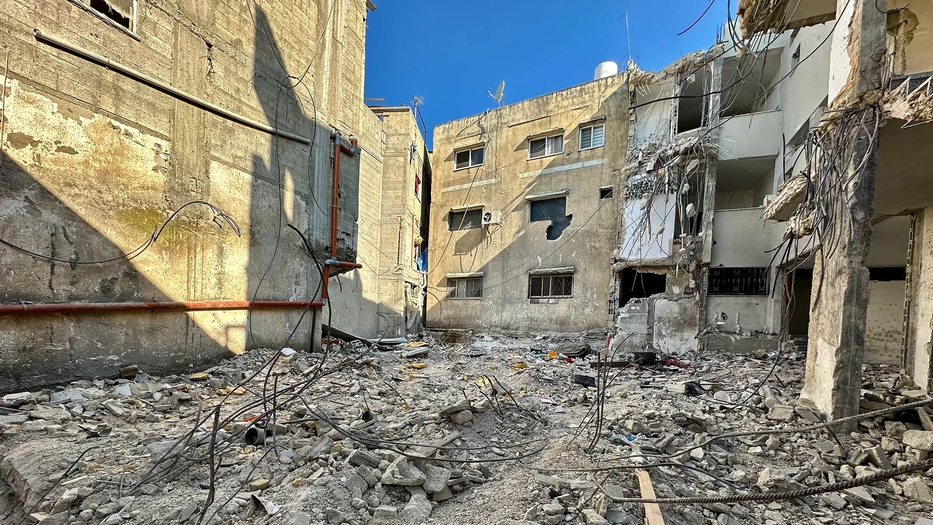 Escombros tras un ataque aéreo israelí contra el campo de refugiados de Tulkarem, que causó la muerte de 18 personas. Cisjordania, Palestina, octubre de 2024. 