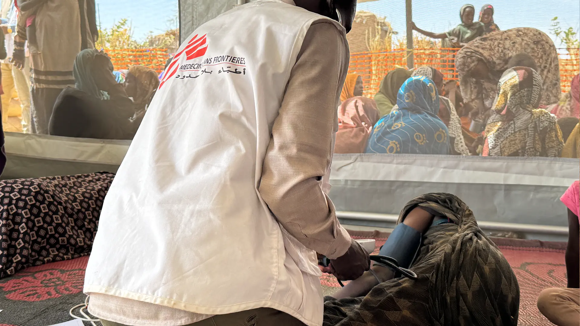 Hitham, enfermero de MSF, revisa los signos vitales de una mujer mayor mientras se recupera en el puesto de salud de MSF en Tawila Umda. Sudán, abril de 2025.