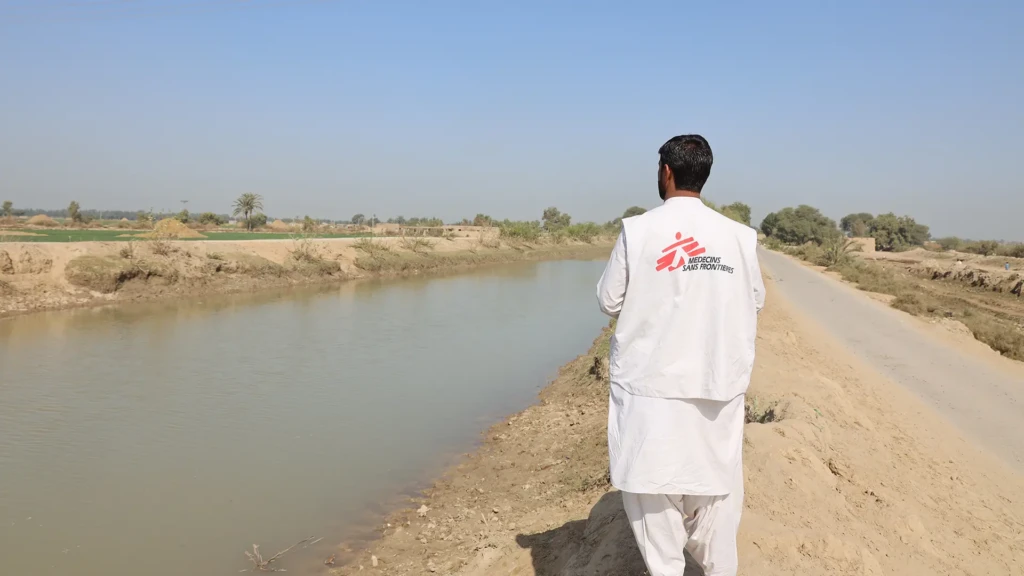 Personal de MSF observa el canal Bari Shakh, en la aldea de Raees Golam Mustafa Golla, en Dera Murad Jamali, a casi 40 kilómetros del centro de MSF en Dera Murad Jamali.