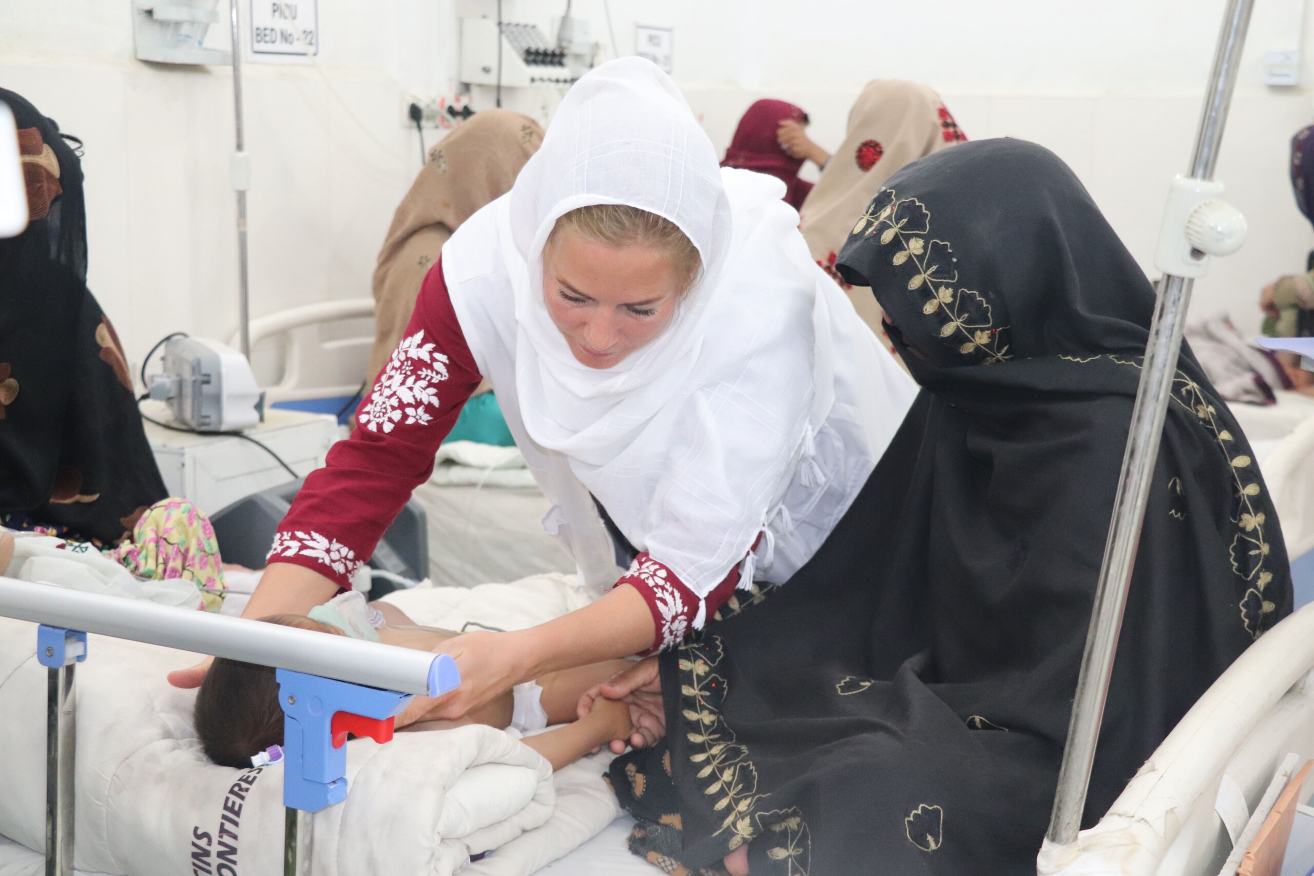 Una enfermera de MSF atendiendo a su paciente en el hospital de Boost, Afganistán.