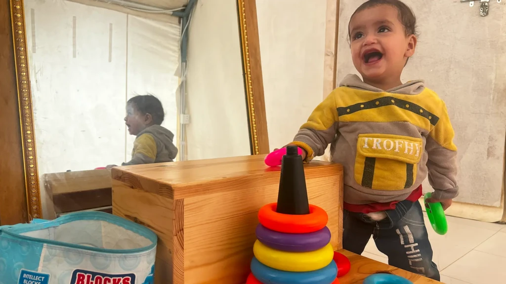 Actividades de rehabilitación pediátrica en Haydan, Yemen. El personal de MSF proporciona fisioterapia a bebés con desnutrición en el hospital de Haydan, en el norte de Yemen.