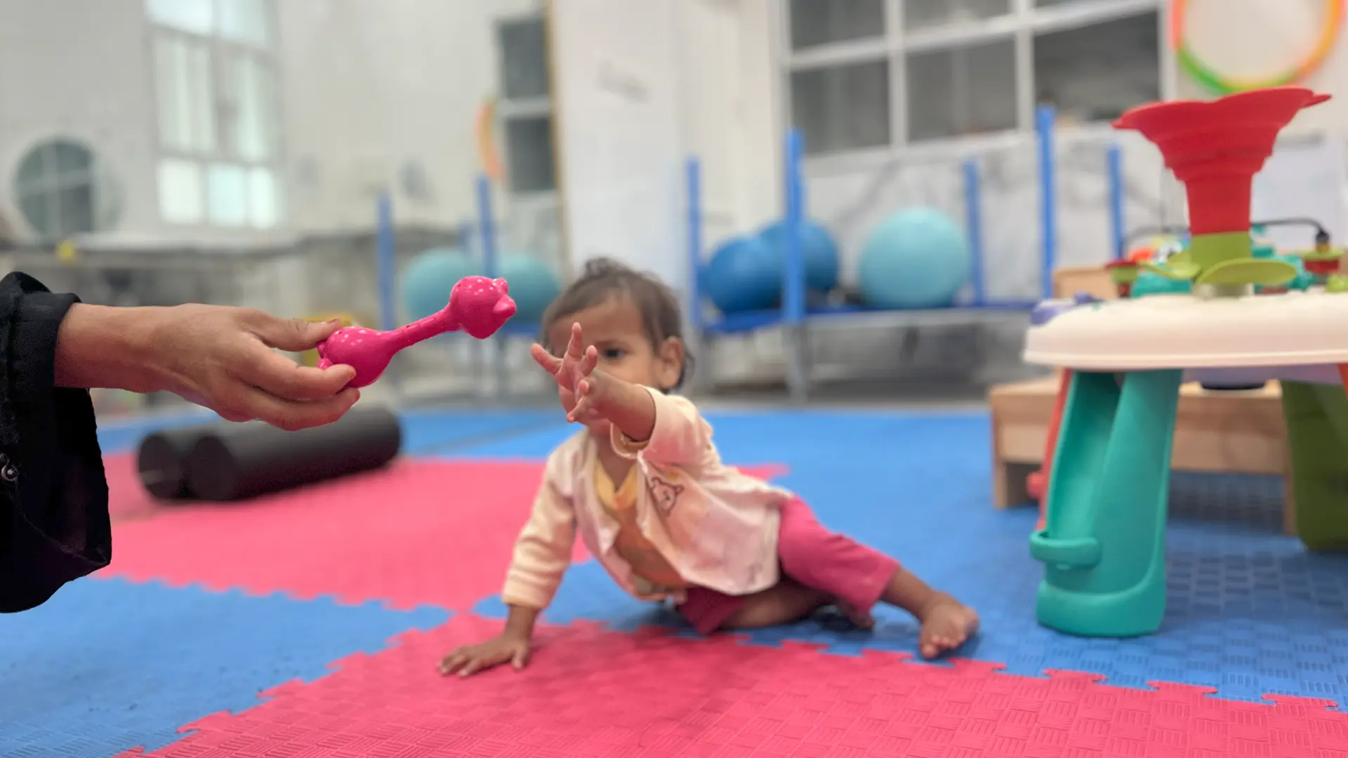 El personal de MSF proporciona fisioterapia a bebés desnutridos en el hospital de Haydan, en el norte de Yemen. 