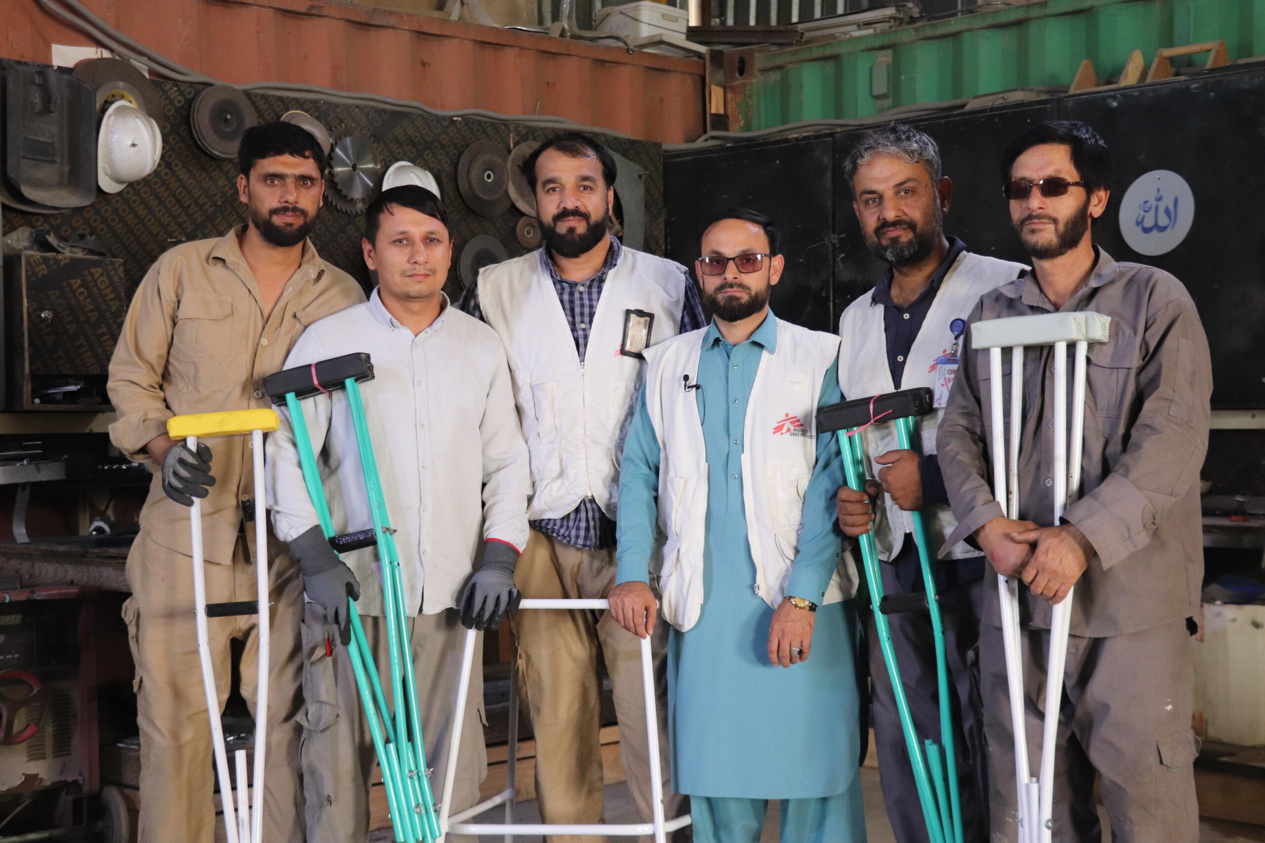 Una fotografía que muestra a los integrantes del equipo de MSF en el centro de trauma de Kunduz, donde ayudan a pacientes con traumatismos. 