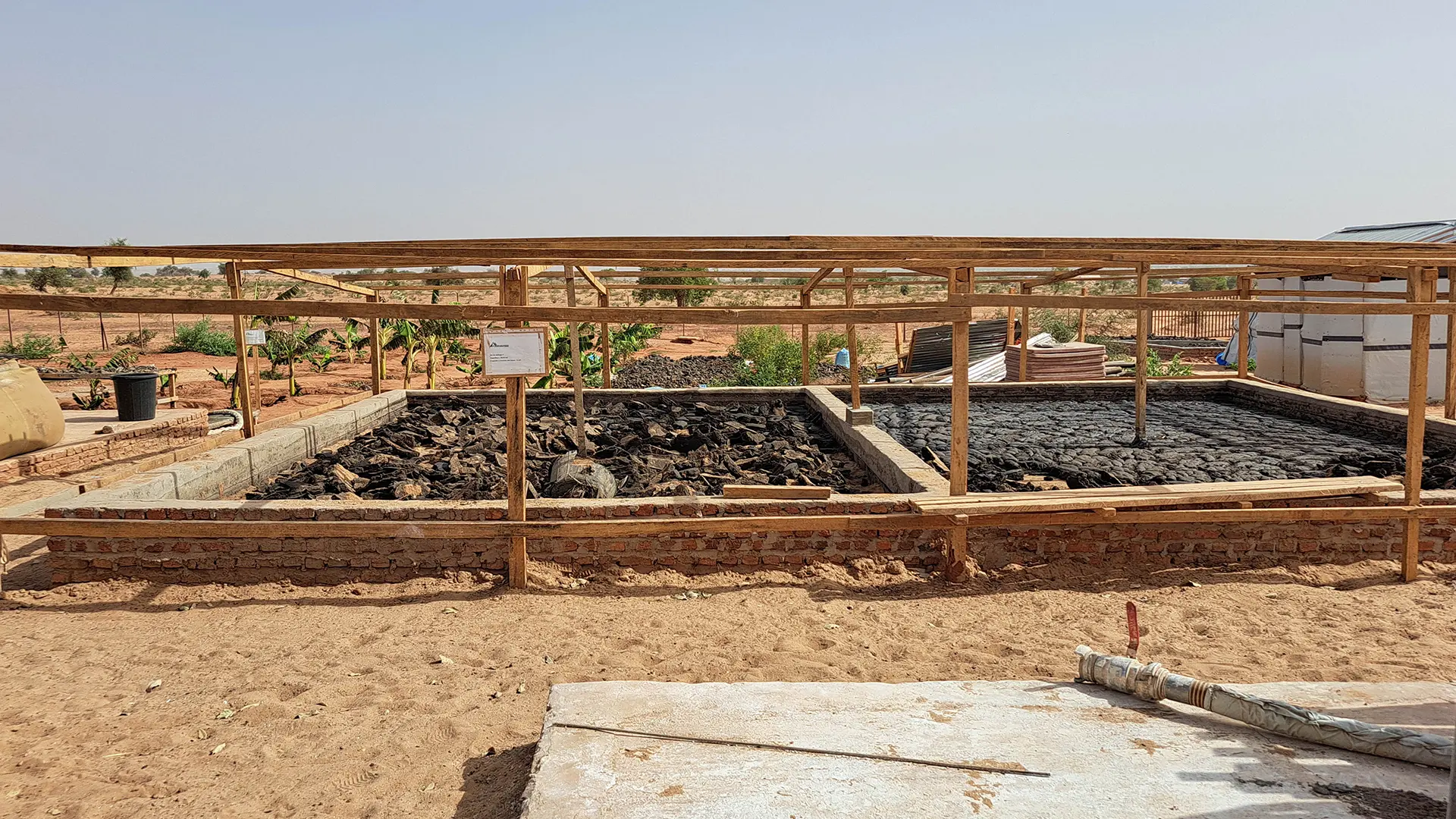 MSF instaló una planta de gestión de lodos fecales en Aboutengue para permitir servicios de saneamiento más sostenibles y brindar una oportunidad para la economía local.