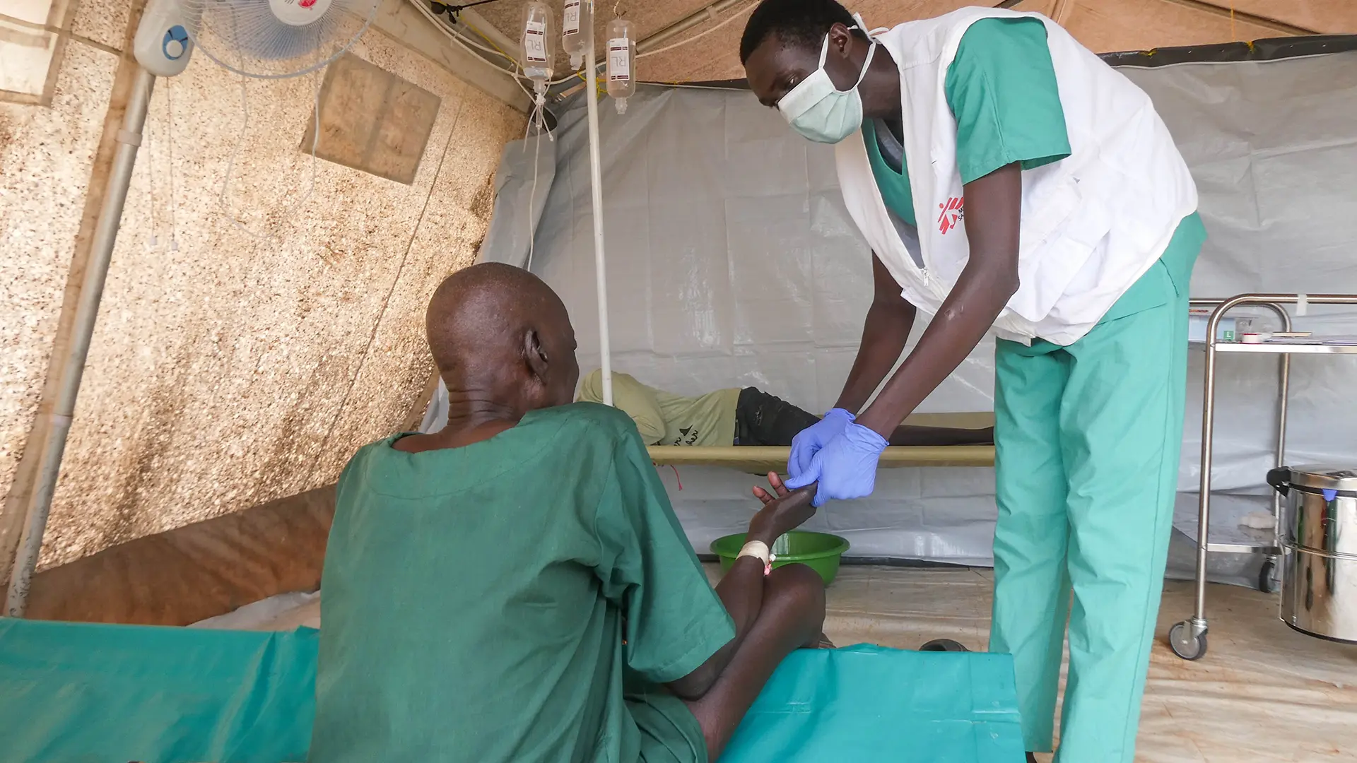 Un médico de MSF atiende a un paciente en el centro de tratamiento del cólera de MSF en Abyei.