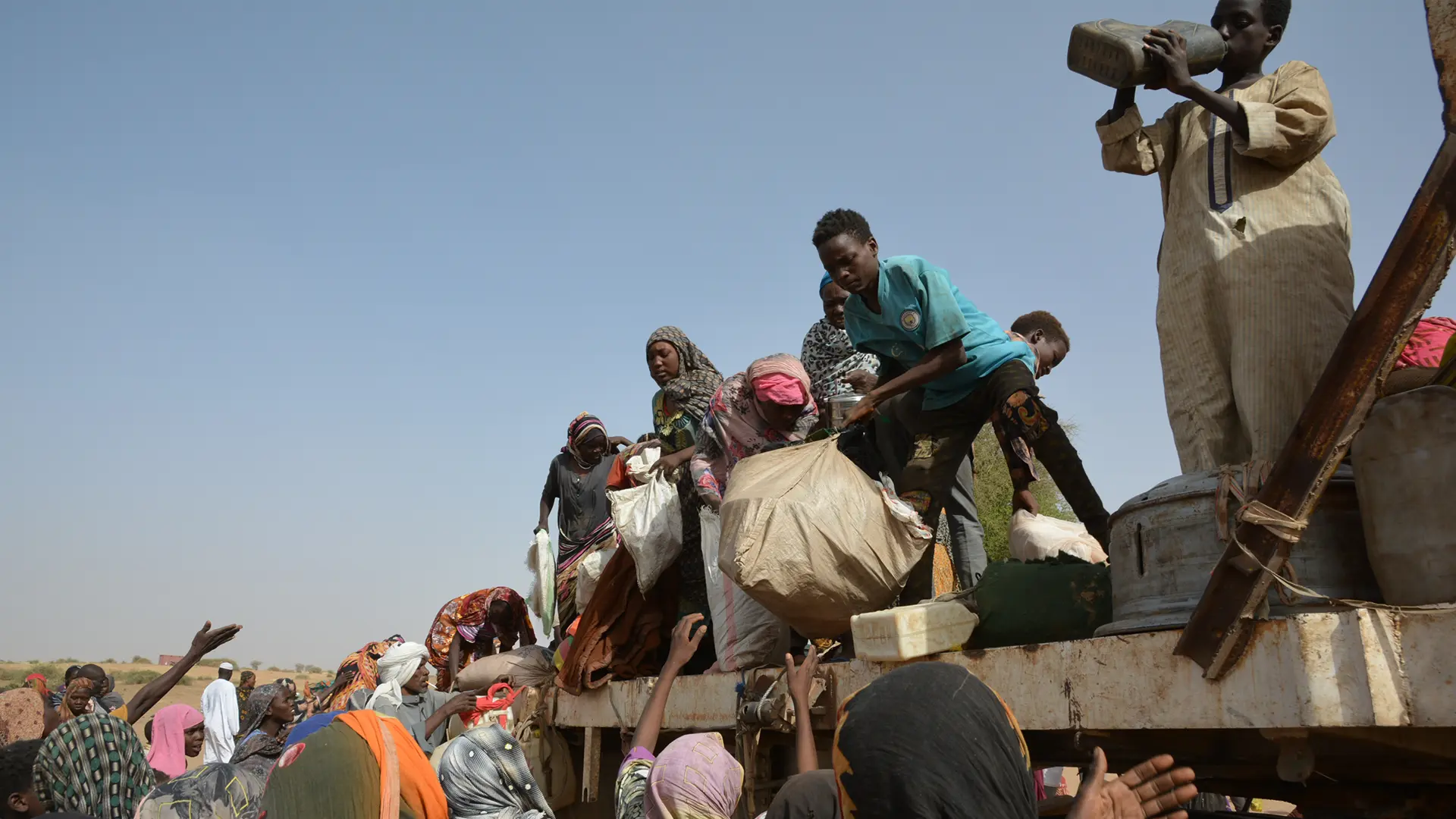 Personas desplazadas por los combates en los campamentos de El Fasher y Zamzam, en Darfur del Norte, llegan a Tawila, Sudán, abril de 2025.