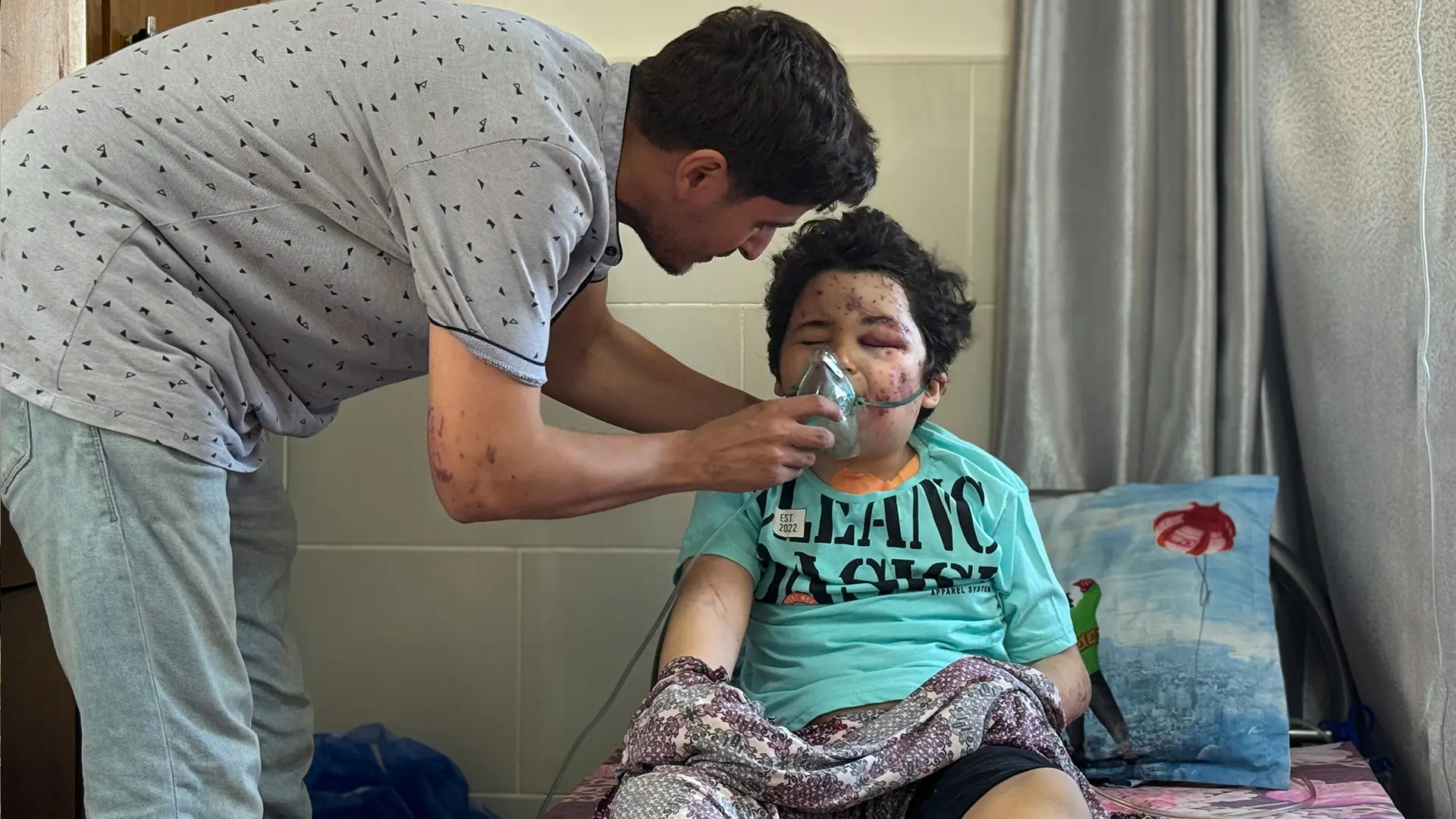 Kareem, hijo del Dr. Ahmed, quien trabaja para MSF, usa una máscara de oxígeno en el hospital Al-Shifa. Resultó herido junto con otros miembros de su familia en un ataque aéreo contra su casa en la ciudad de Gaza. Gaza, Palestina, junio de 2025.