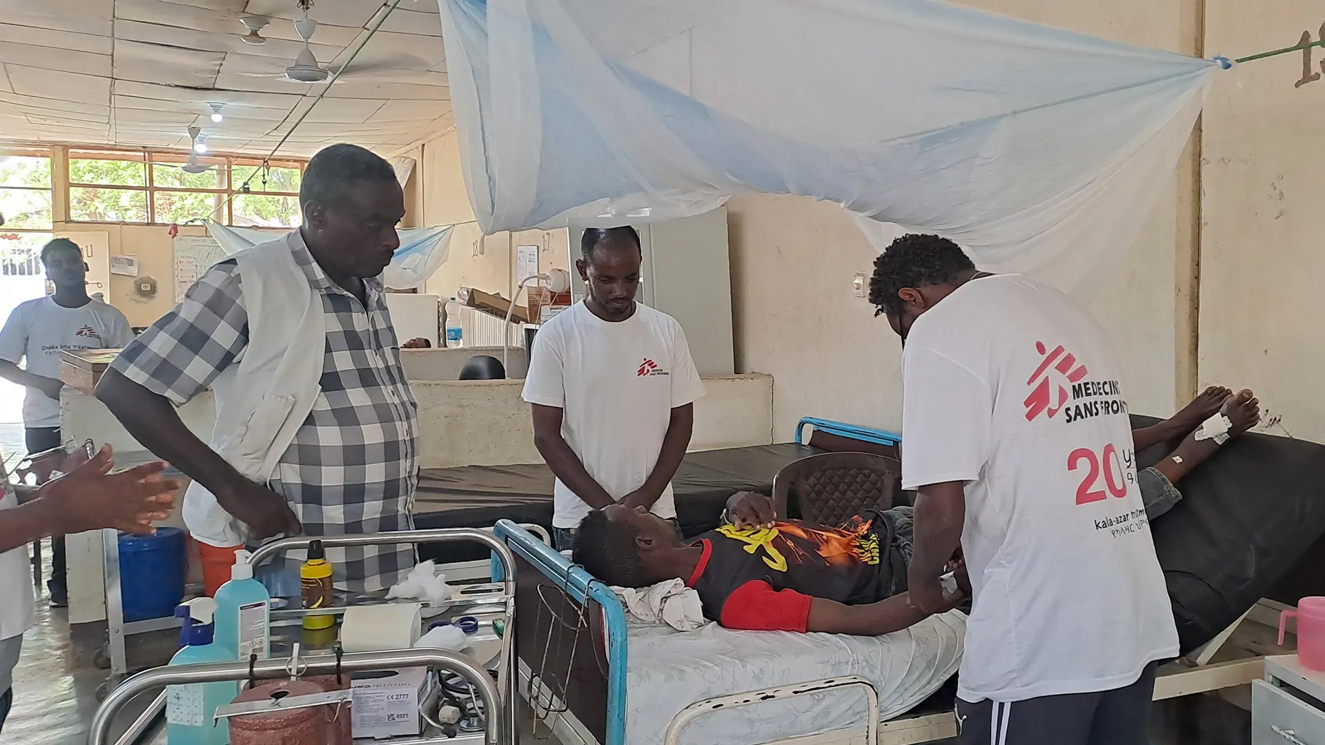 Equipos médicos de MSF monitorean a un paciente con mordedura de serpiente en el centro de tratamiento de kala azar y mordeduras de serpiente de MSF en Midregenet/Abdurafi. Abdurafi, región de Amhara, Etiopía. Julio de 2025.
