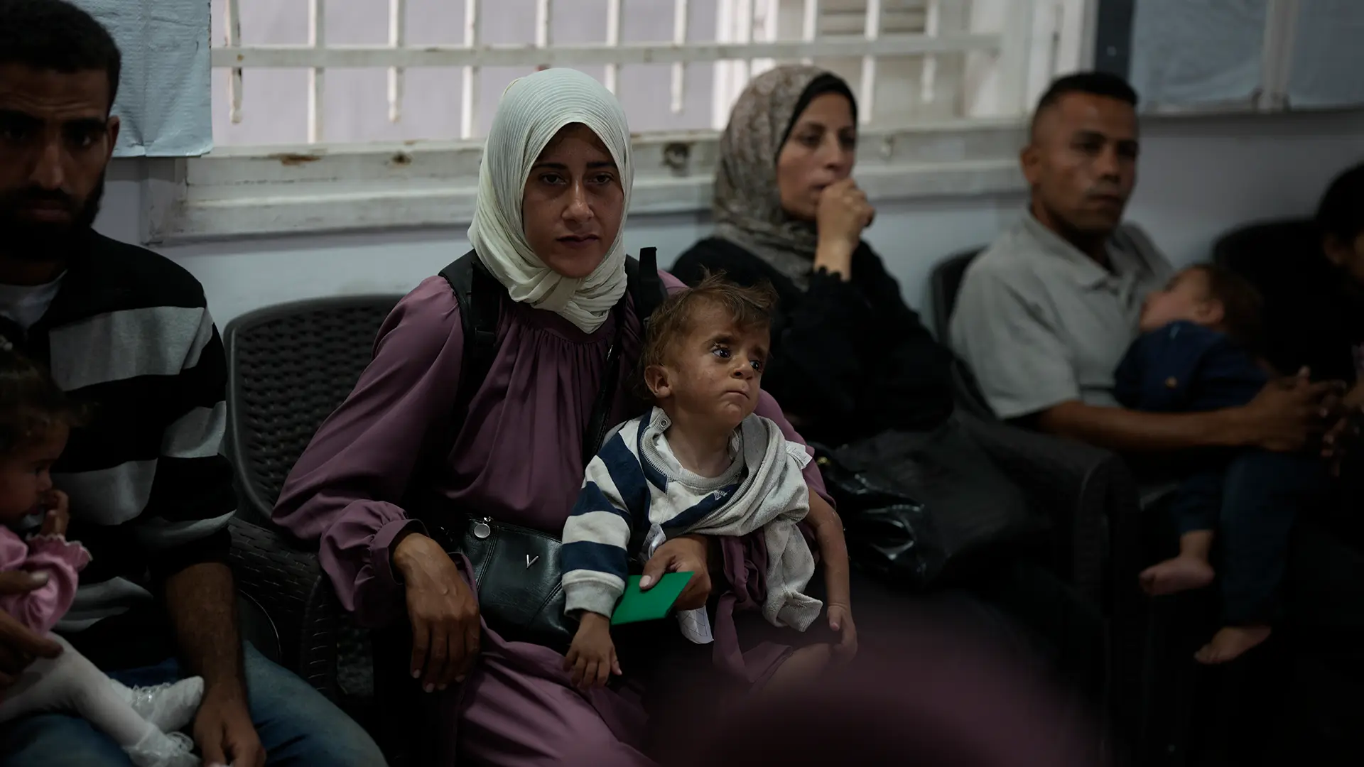 Una madre palestina, identificada como Donia Alouf, de 33 años, y su hijo Ahmed, de un año, fueron diagnosticados con desnutrición. Donia recibe atención médica en una clínica de Gaza en la ciudad de Gaza. Está embarazada de ocho meses y también padece desnutrición.