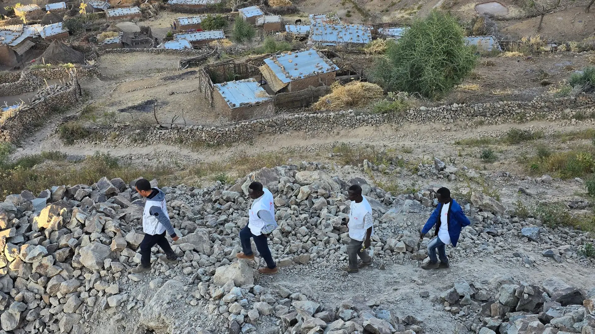 Marwan Taher, excoordinador de proyecto de MSF en Rokero, y parte del equipo, paseando por las afueras de Umu, una aldea de unos 25.000 habitantes donde MSF apoya un centro de atención primaria.