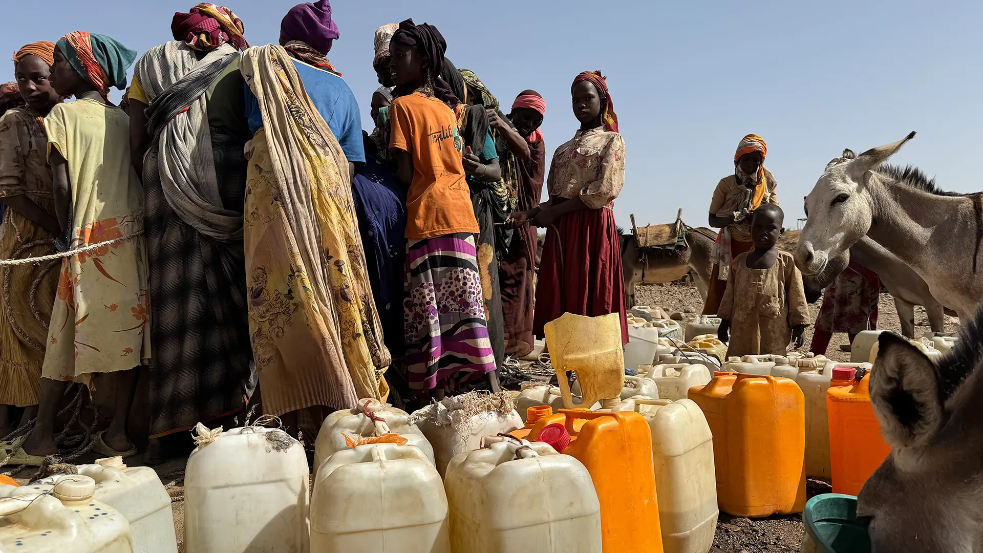 Filas de bidones frente a uno de los dos pozos a cielo abierto ubicados a las afueras de Sortony, de donde la mayoría de las 55.000 personas que viven en el campamento obtienen el agua que consumen.