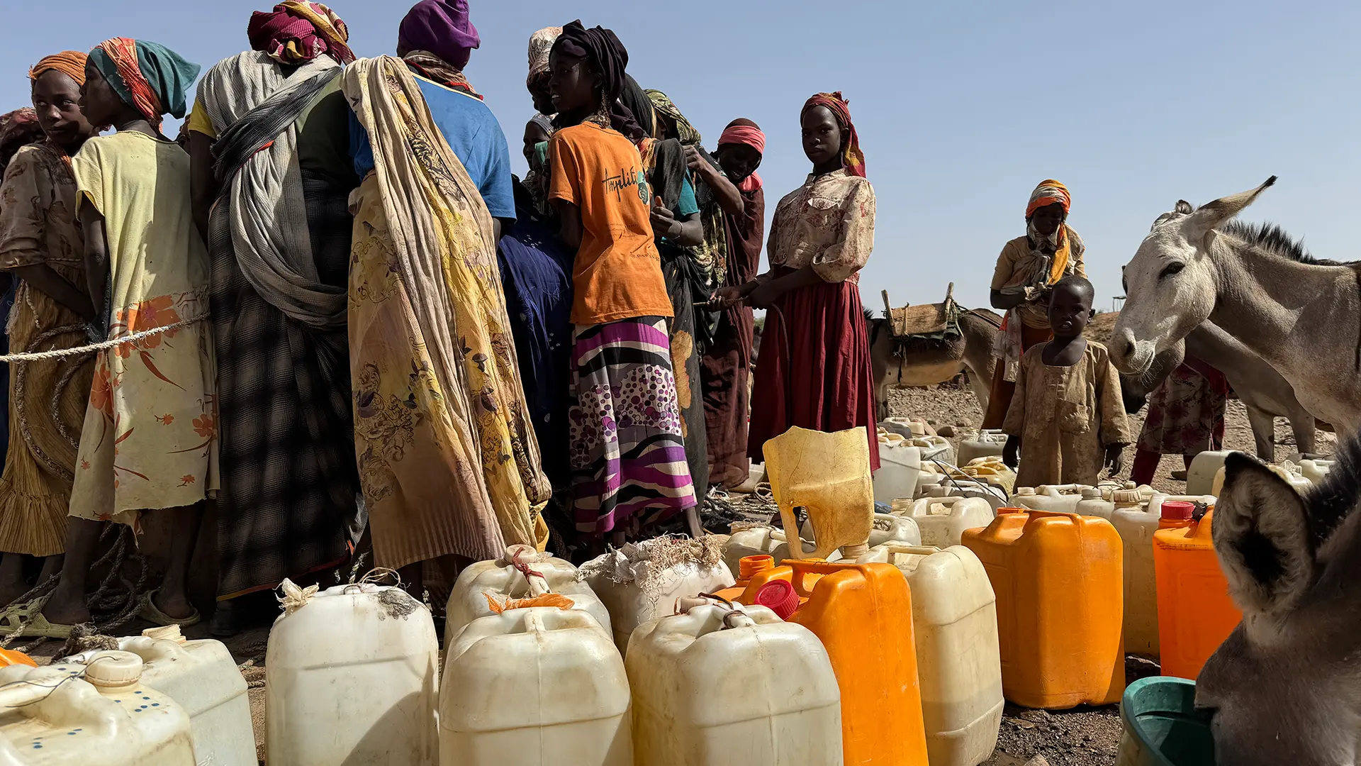 Filas de bidones frente a uno de los dos pozos a cielo abierto ubicados a las afueras de Sortony, de donde la mayoría de las 55.000 personas que viven en el campamento obtienen el agua que consumen.