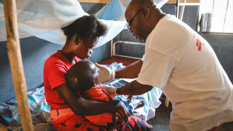 El personal de Médicos Sin Fronteras está tratando a niños con sarampión y malaria como parte de una intervención de emergencia en la zona sanitaria de Businga, en la provincia de Ubangi Norte.