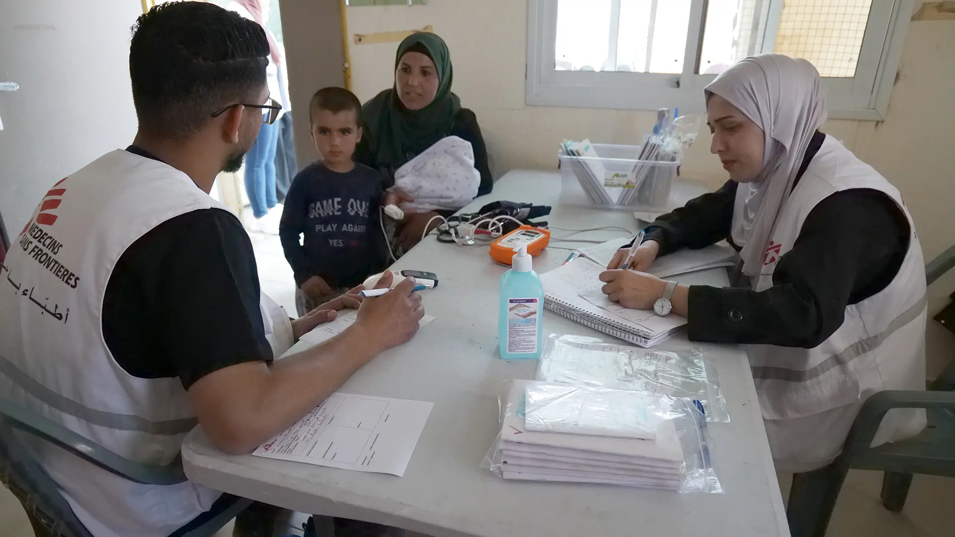 Aumenta la violencia de los colonos israelíes contra los palestinos. El equipo médico de MSF brinda consulta de salud mental a una paciente en la clínica móvil de MSF en Jinba - Masafer Yatta, Palestina.