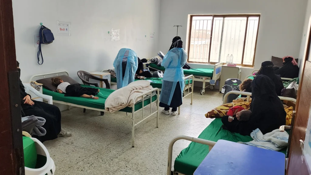 Un médico de MSF examina a pacientes en la sala de aislamiento del hospital Al-Wahda, gobernación de Dhamar, Yemen, junio de 2025.