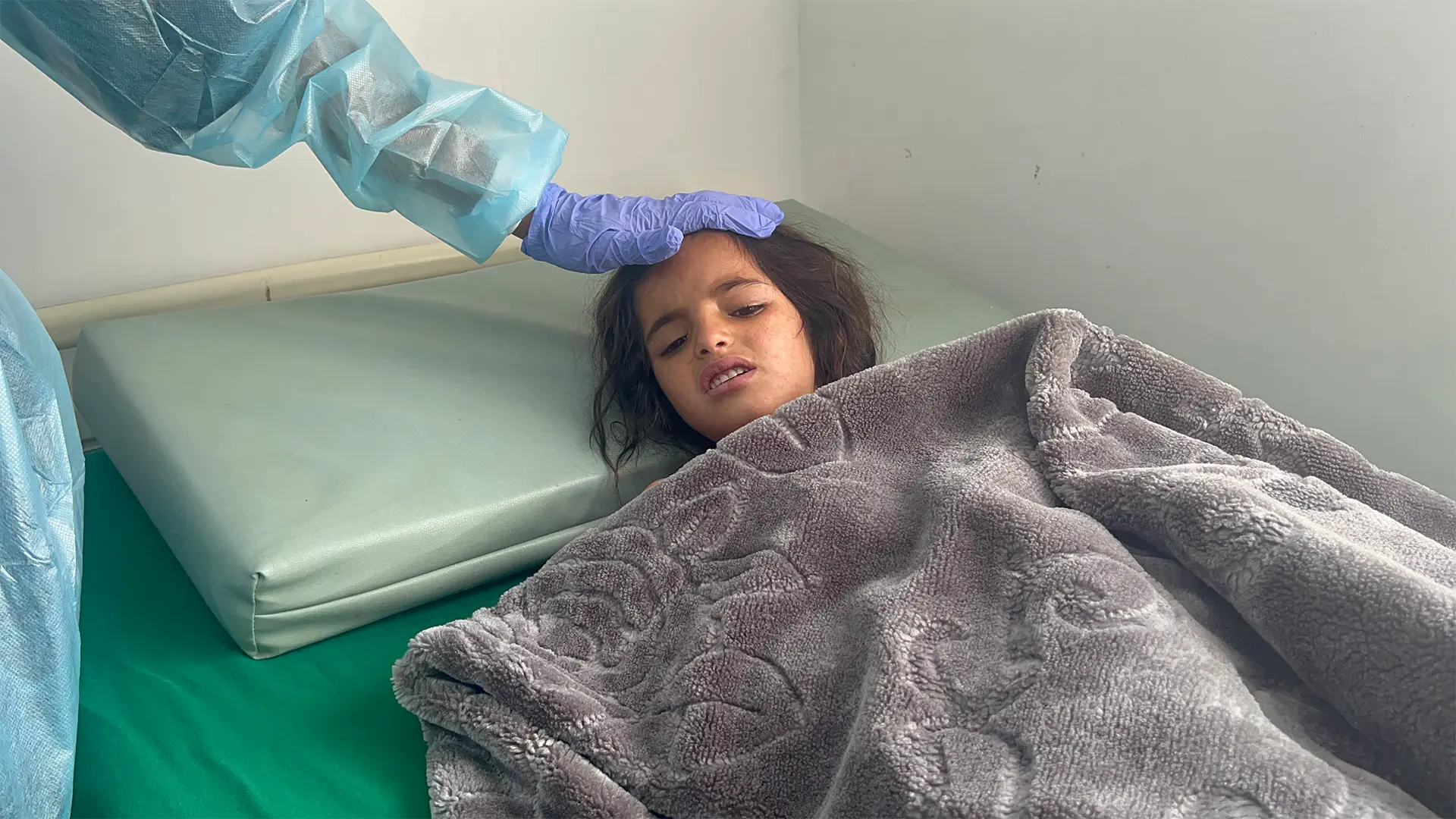 Fátima, de seis años, recibe atención en la sala de aislamiento gestionada por MSF en el hospital Al-Wahda.Gobernación de Dhamar, Yemen.