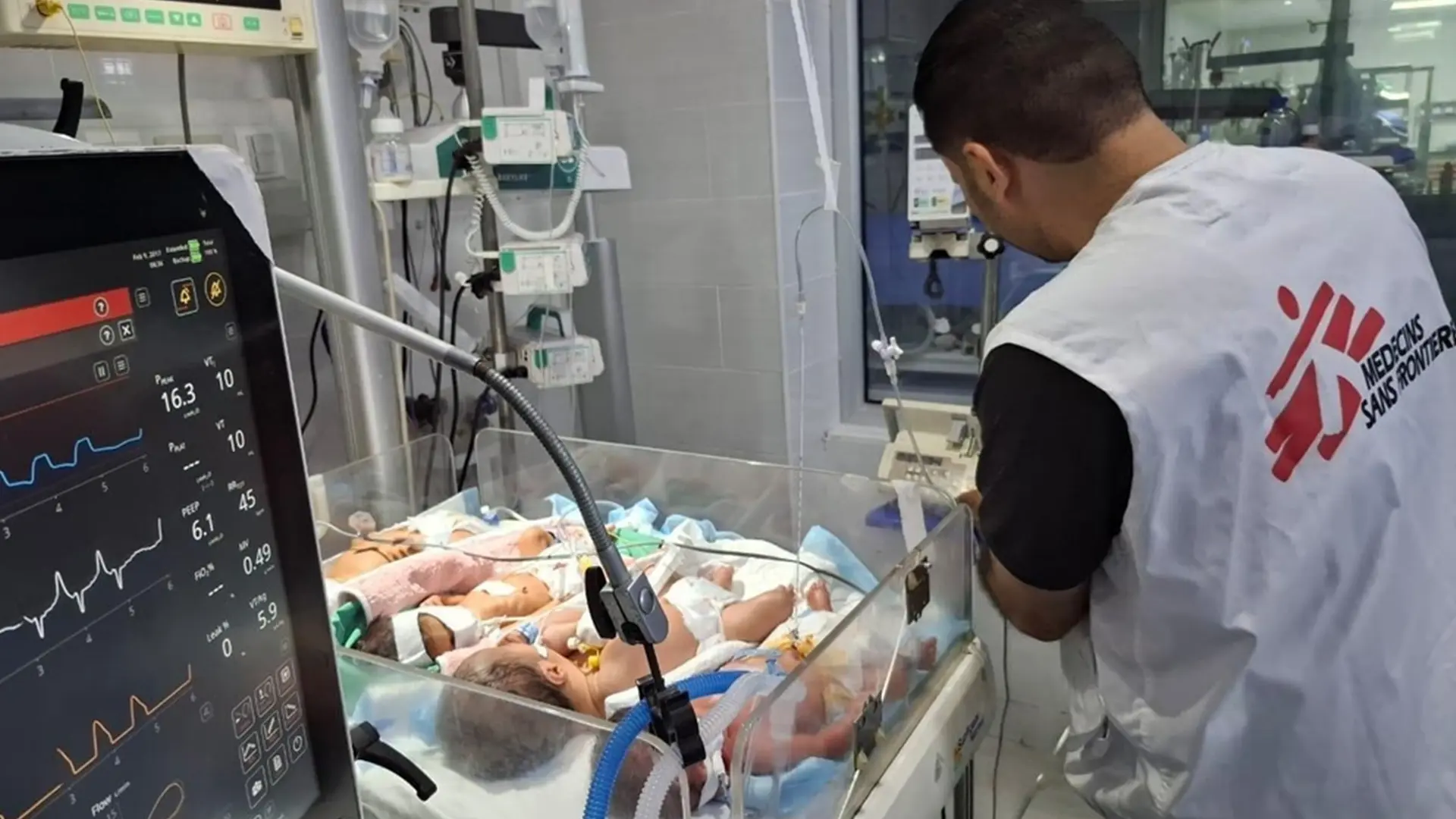 Compartir una misma incubadora aumenta considerablemente el riesgo de infección. El sistema inmunitario de los recién nacidos, especialmente de los prematuros, aún no está desarrollado.