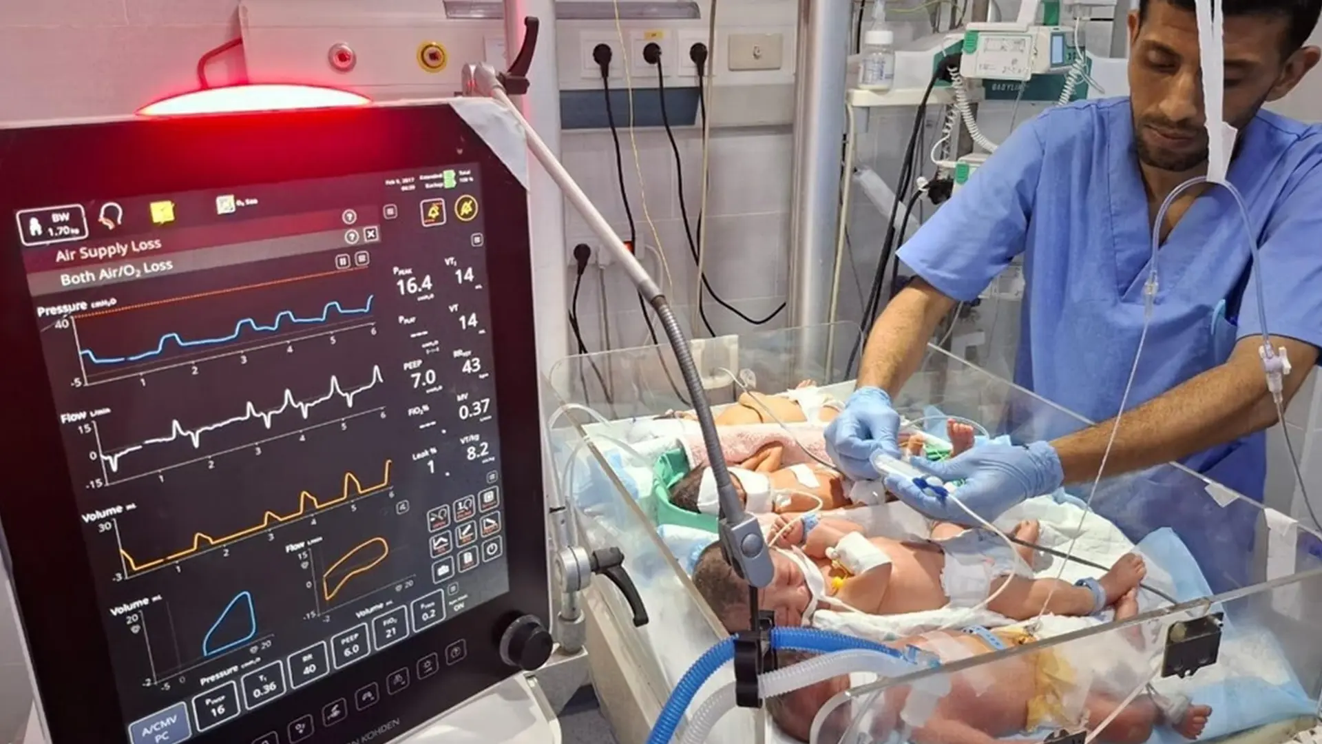 Varios bebés comparten una misma incubadora en la unidad de cuidados intensivos neonatales del hospital Al Helou, en el norte de Gaza, debido a la falta de incubadoras.