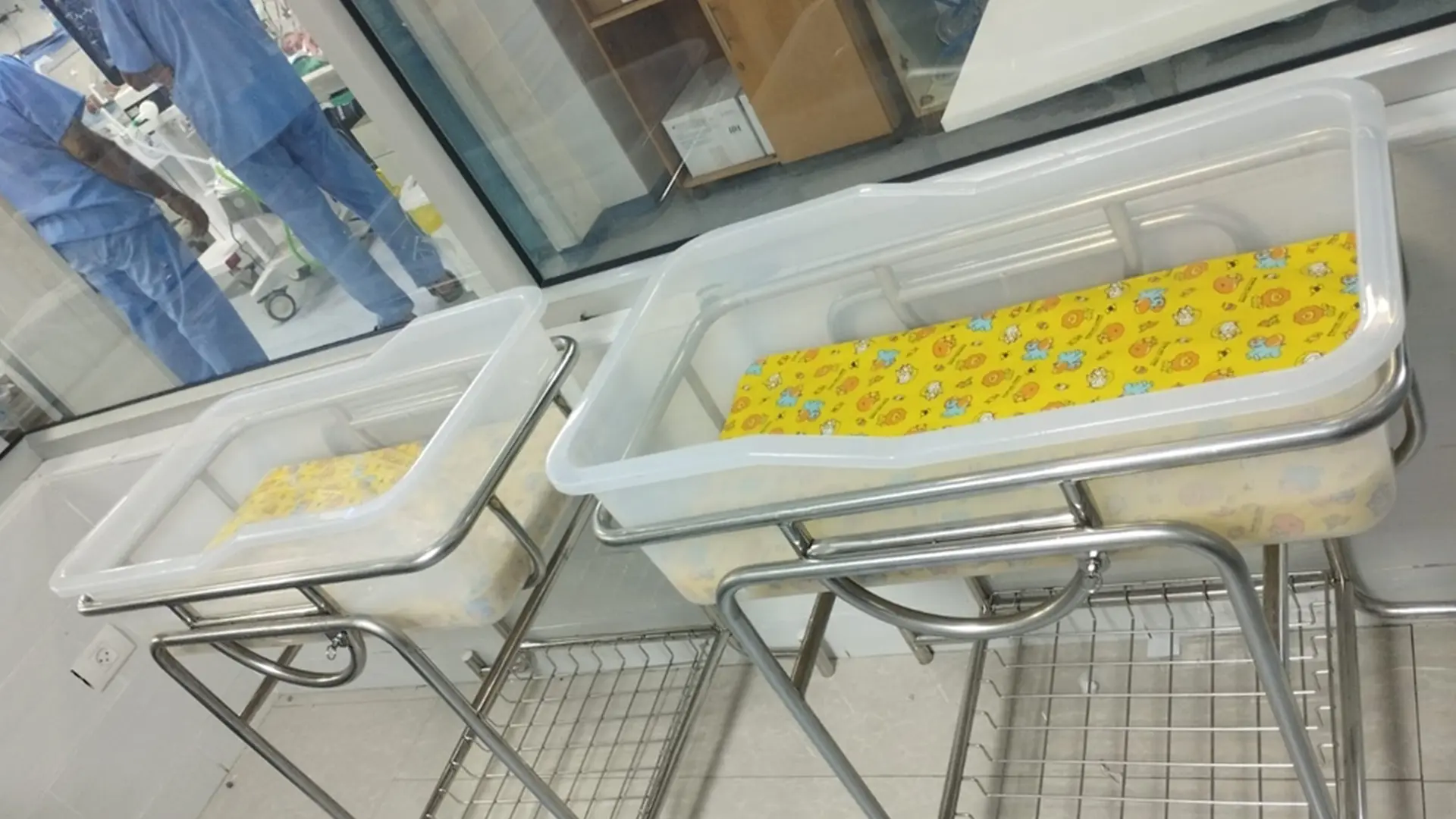 Nuestro equipo médico de la sala de maternidad del hospital Al Helou, en el norte de Gaza, ha recibido un nuevo envío de cunas y calentadores para bebés para la sala.