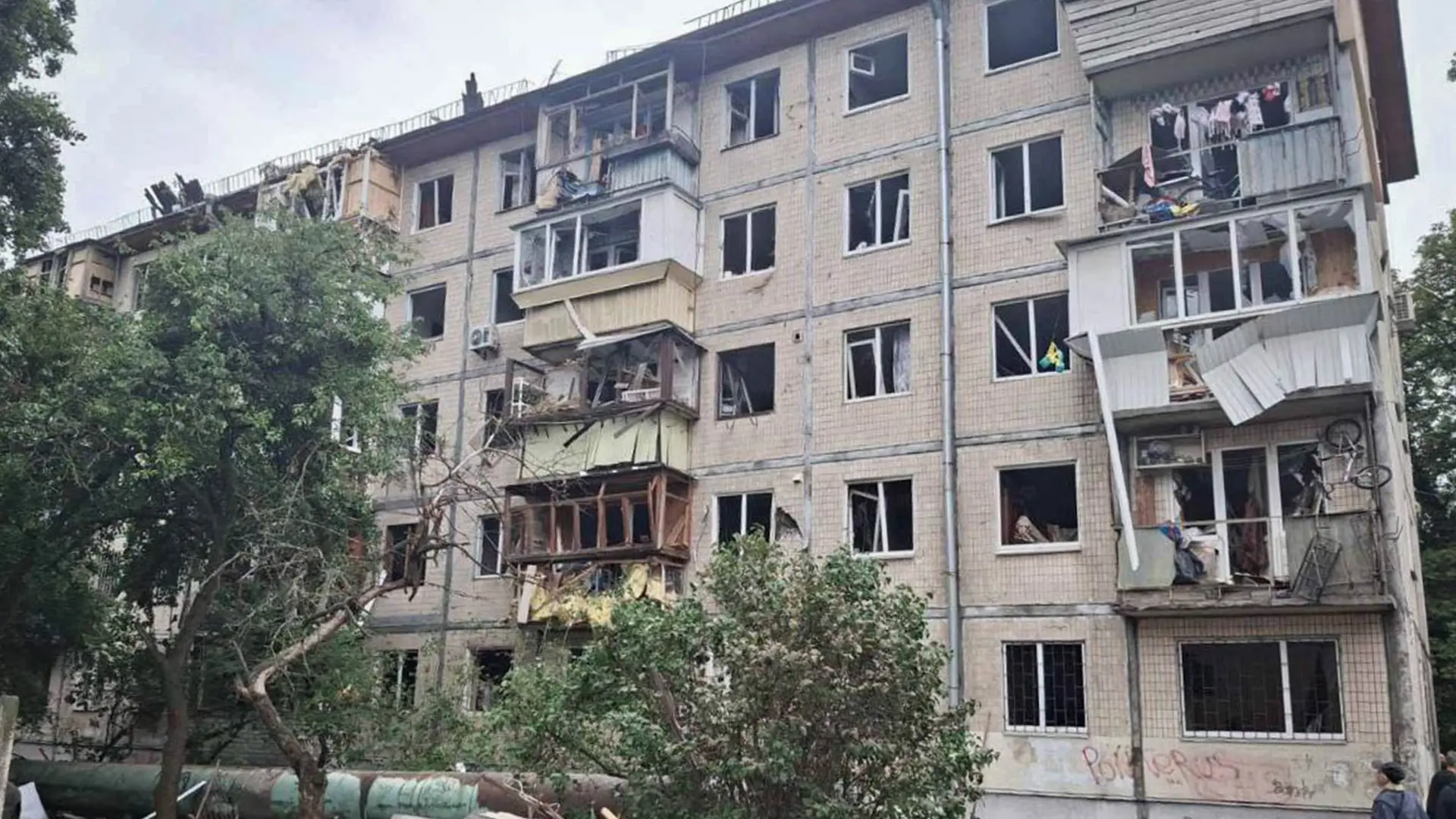 El aumento de los ataques aéreos amenaza vidas y la atención médica esencial en KievEdificios residenciales y automóviles dañados.  ©  MSF