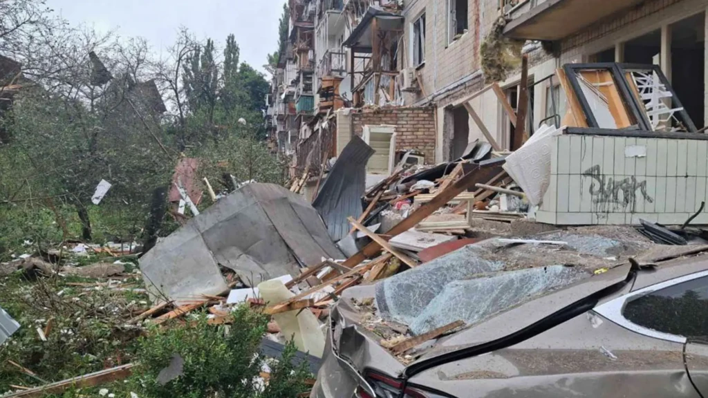 El aumento de los ataques aéreos amenaza vidas y la atención médica esencial en Kiev Edificios residenciales y automóviles dañados.