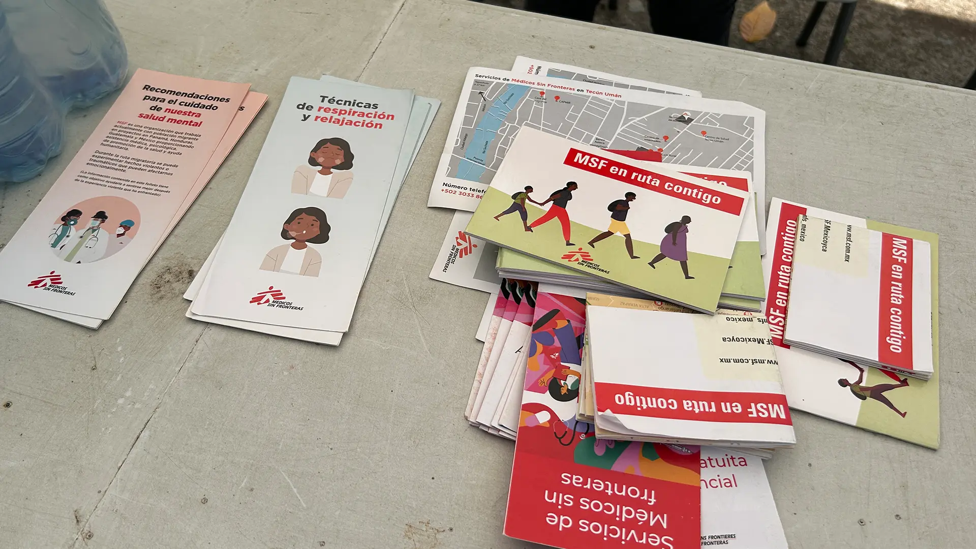 Materiales informativos distribuidos a personas en movilidad para que conozcan la ruta y los puntos de atención de MSF en México.