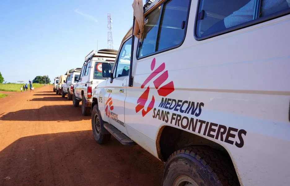 Cinco vehículos de MSF transportan suministros y equipos de MSF a una clínica móvil en el condado de Morobo, en Ecuatoria Central.