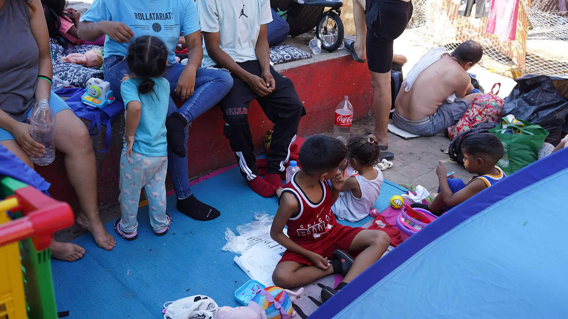 Niños y niñas de todas las edades descansan con sus madres en Huixtla, estado de Chiapas, sur de México; después de caminar desde Tapachula, en la frontera con Guatemala.