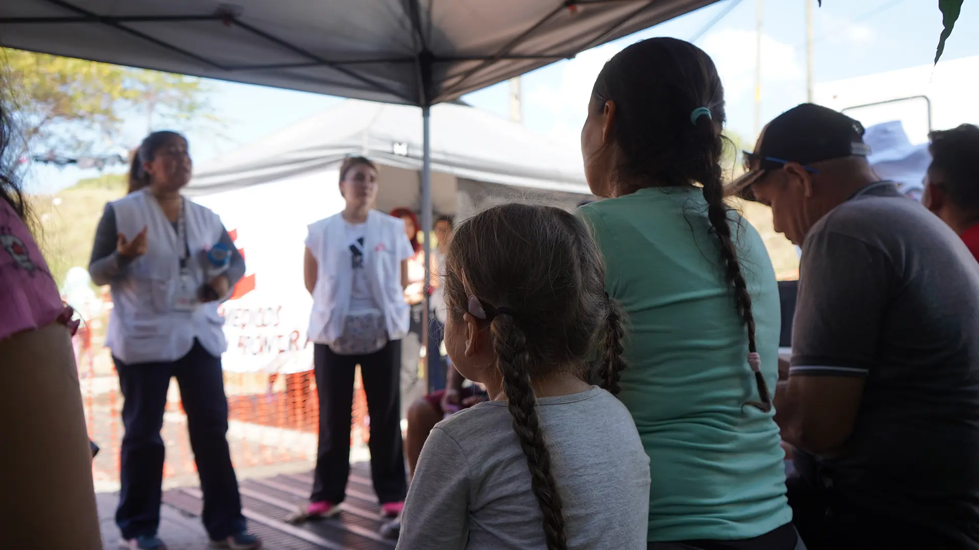 El equipo de promoción de la salud de MSF habla con pacientes sobre salud mental mientras esperan atención médica en una clínica móvil en Huixtla, Chiapas, al sur de México.