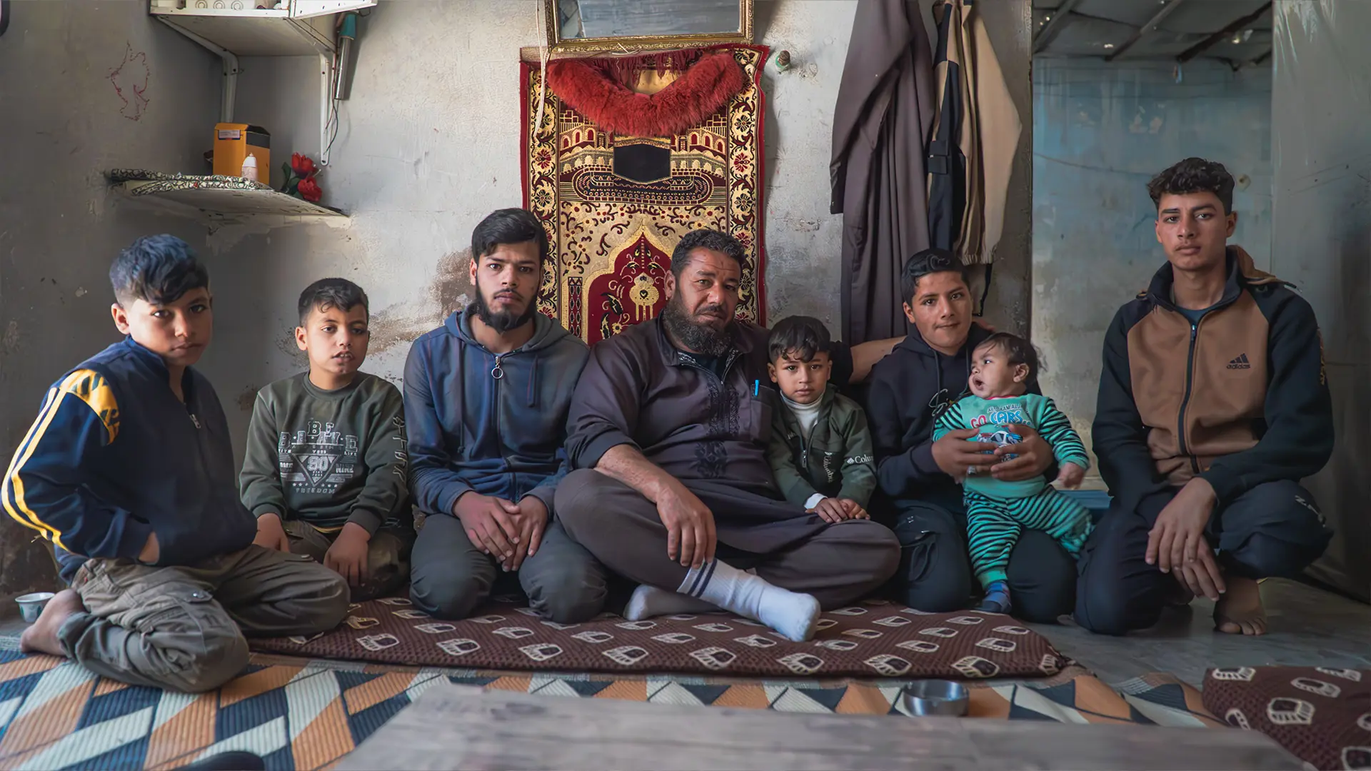 La familia de Walid en su refugio en el campo de Al-Kuwaiti, Idlib, noroeste de Siria.
