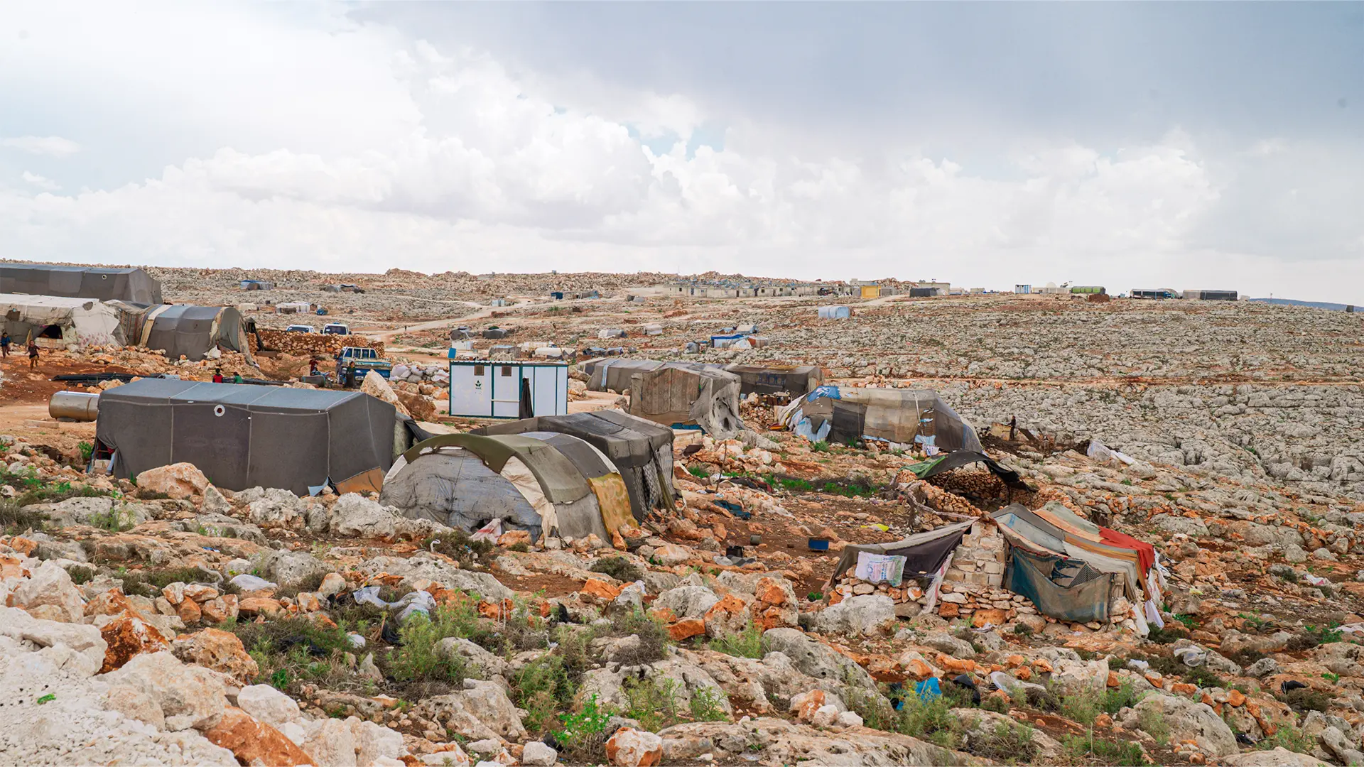 Vista de los refugios que albergan a personas desplazadas en Idlib, noroeste de Siria.