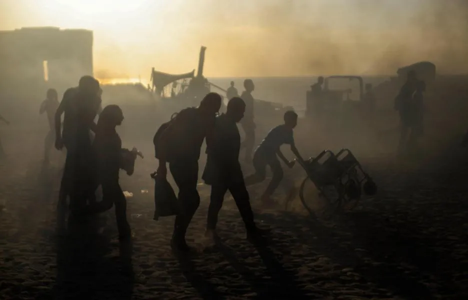 Palestinos y palestinas arriesgan sus vidas para conseguir comida en el centro de distribución de la GHF en Netzarim, sur de Gaza. © MSF