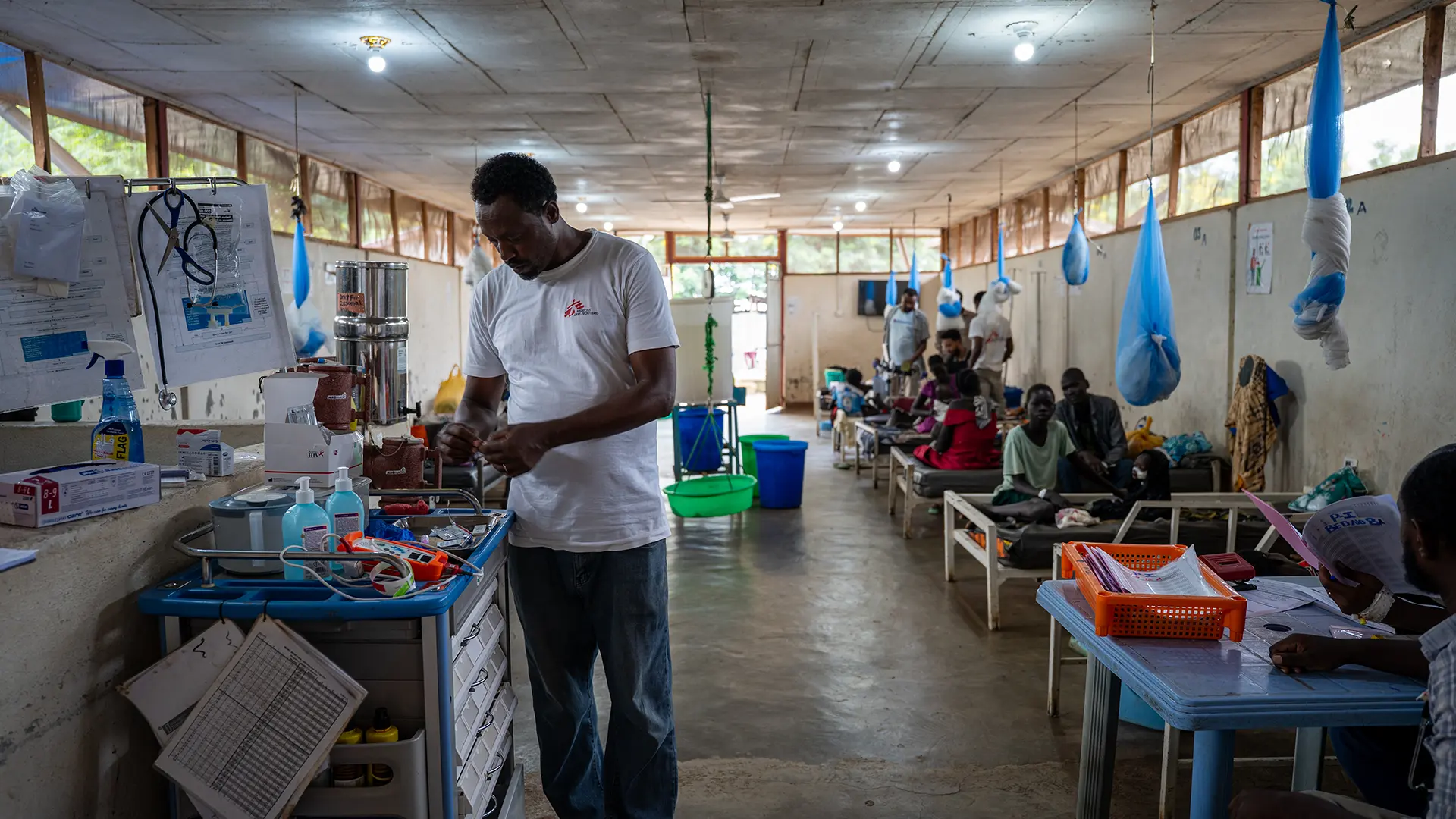 Personal de MSF en el interior del Centro de Alimentación Terapéutica para Pacientes Internos (ITFC) de MSF en el campo de Refugiados de Kule, en la región de Gambella, Etiopía.