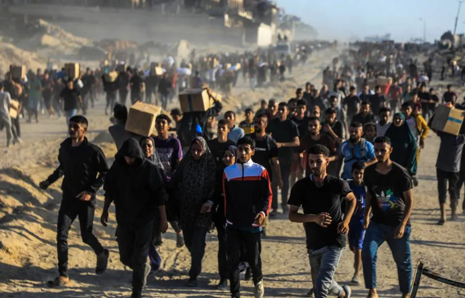 Palestinos en el centro de distribución de GHF en Netzarim arriesgando sus vidas para recibir algo de comida. © MSF