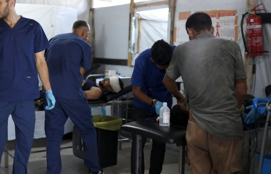 Equipos médicos atienden a personas con heridas, algunas de ellas mortales, en el centro de salud de MSF en Al Mawasi después de que las fuerzas israelíes abrieran fuego contra la población en uno de los puntos de distribución de la GHF. © Nour Alsaqqa/MSF