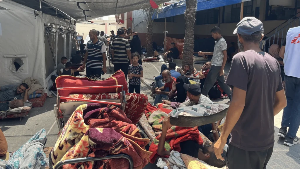 Sin camas disponibles, los pasillos y las áreas al aire libre del Hospital Nasser están llenos de pacientes, mientras las instalaciones médicas en Gaza luchan por sobrevivir en medio del genocidio israelí en curso.