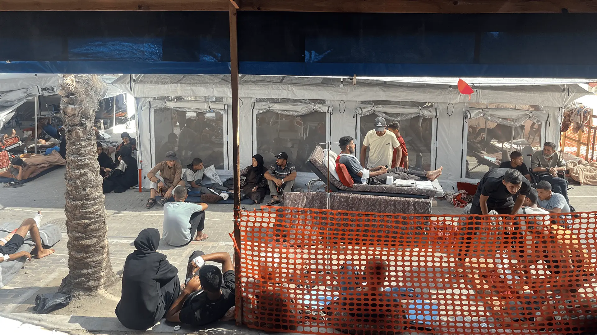 Sin camas disponibles, los pasillos y áreas al aire libre del Hospital Nasser están llenos de pacientes.