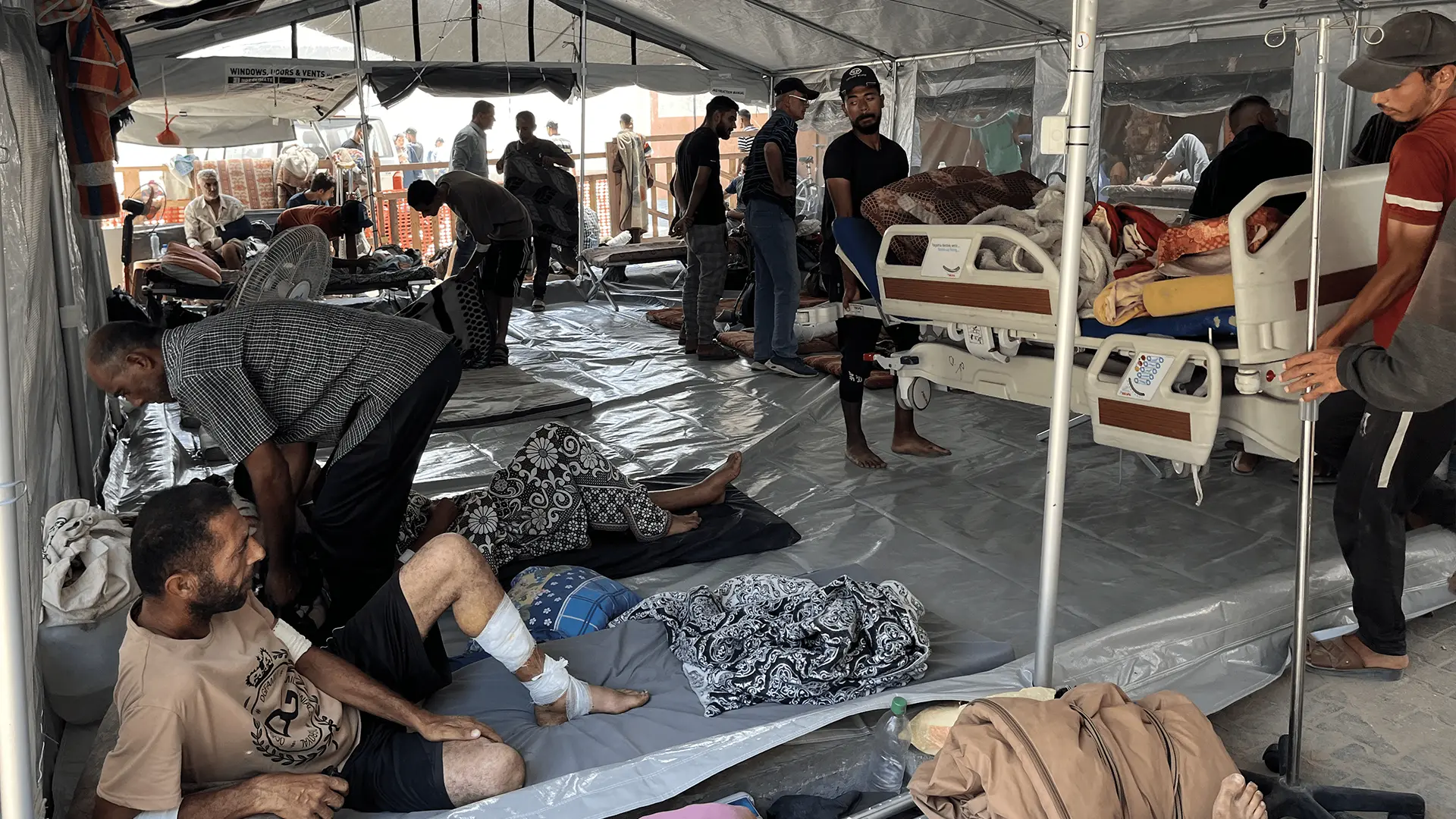 Sin camas disponibles, los pasillos y las áreas al aire libre del Hospital Nasser están llenos de pacientes. Franja de Gaza. 