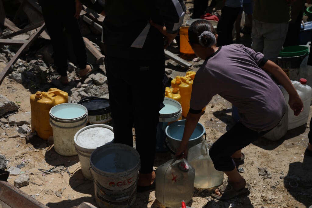 Una niña recolectando agua en la Franja de Gaza.
